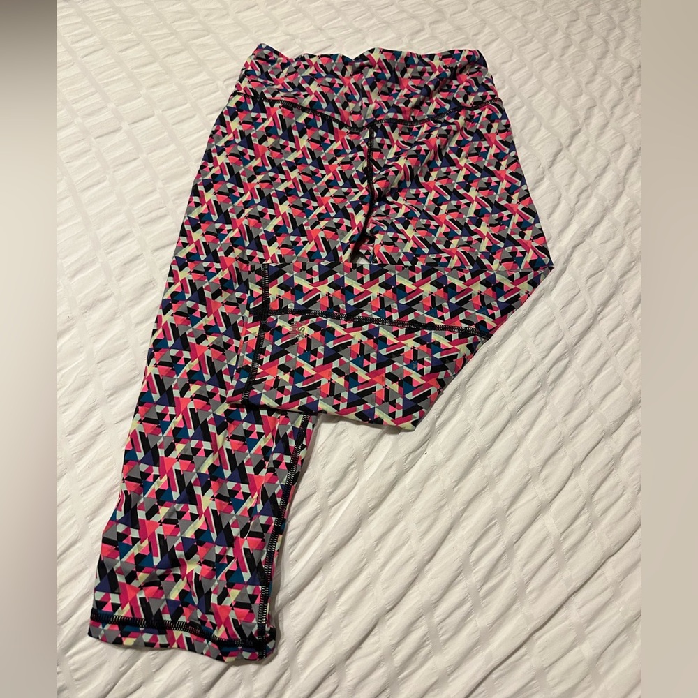 VS SPORT REFLECTIVE GEOMETRIC PATTERN CROP LEGGINGS